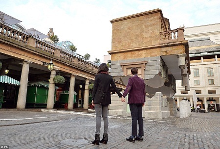 Những người đi ngang qua tòa nhà đều cố gắng lý giải tại sao lại có hiện tượng kiến trúc kỳ lạ này.