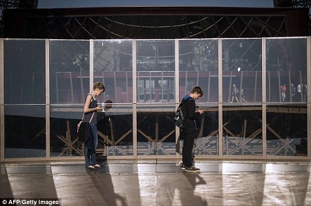 “Dựng tóc gáy” trước diện mạo mới của tháp Eiffel - 13 Các du khách chụp hình lưu niệm với khung cảnh bên dưới tòa tháp khi nhìn xuyên qua lớp kính.