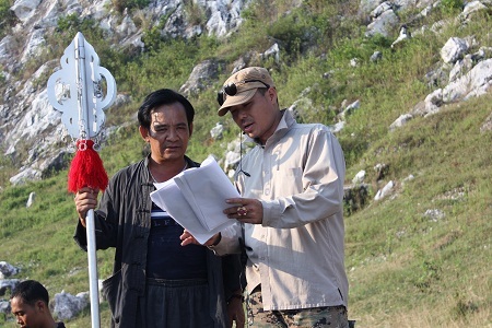 Đạo diễn kiêm võ sư cổ truyền Lê Hồng Quang trên phim trường.