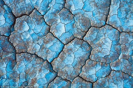 Bề mặt sa mạc Alvord, bang Oregon, Mỹ có một sắc xanh kỳ lạ.