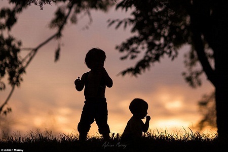 Emerson giờ đây đã có một cậu em trai 7 tháng tuổi - Greyson.