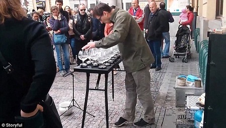 Thưởng thức tài năng tuyệt vời của nghệ sĩ đường phố người Séc