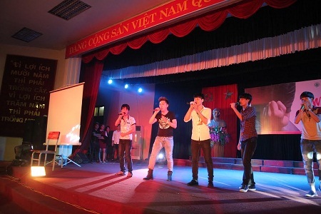 Minh Vương M4U tiết lộ bí kíp thành công cùng sinh viên Hà Nội - 6 Minh Vương thân thiện hát cùng các bạn sinh viên