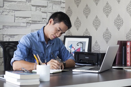 Nhà thơ Phong Việt: “Nghệ sĩ cũng cần thực tế” - 1 Nhà thơ Phong Việt