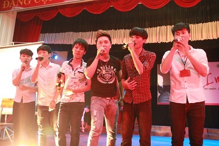 Minh Vương M4U tiết lộ bí kíp thành công cùng sinh viên Hà Nội - 7 Minh Vương thân thiện hát cùng các bạn sinh viên