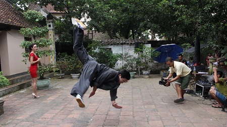 Quang Tèo múa võ trên phim trường.