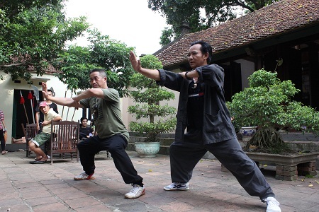 Quang Tèo múa võ trên phim trường.