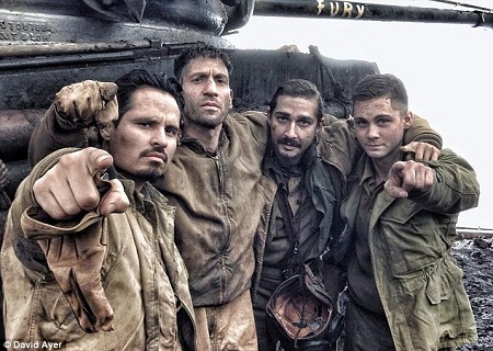 Các diễn viên đứng trước chiếc xe tăng “Fury” - một “nhân vật” quan trọng của phim.