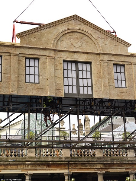 Các công nhân xây dựng đang thực hiện công trình.