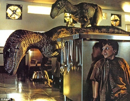 Khủng long trong phim “Công viên kỷ Jura” có giá 3,5 tỉ đồng - 4 Cảnh hai con Velociraptors đang truy đuổi hai đứa trẻ là một trong những cảnh phim đáng nhớ.