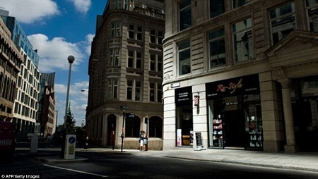 Việc tòa nhà phản sáng và gây bức nhiệt quá mạnh là điều mà các nhà thiết kế đã không tính tới.