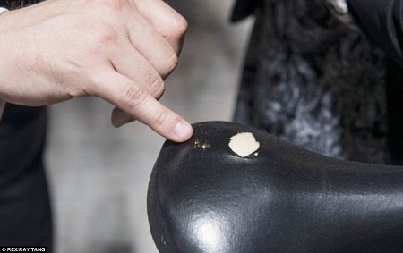 Yên ngồi của một chiếc xe đạp đỗ gần tòa nhà thậm chí đã bị “nổ” vì chịu lượng nhiệt quá lớn.