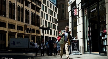 Yên ngồi của một chiếc xe đạp đỗ gần tòa nhà thậm chí đã bị “nổ” vì chịu lượng nhiệt quá lớn.