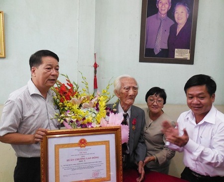 NSND Viễn Châu được nhà nước vinh danh - 5 NSƯT Kim Tử Long ca bài
