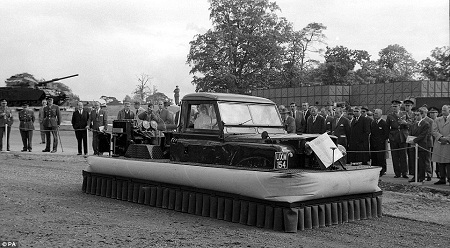 Một chiếc xe hơi được chỉnh sửa lại để có thể di chuyển bằng đệm không khí.