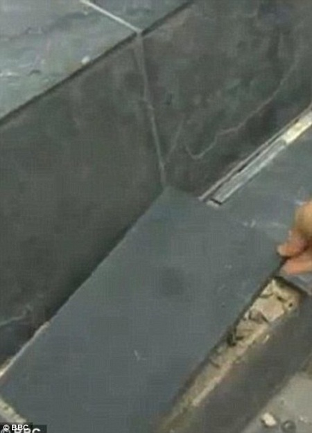 Đá lát bị tung ra khỏi mặt đường và thảm trải sàn bị cháy sém…