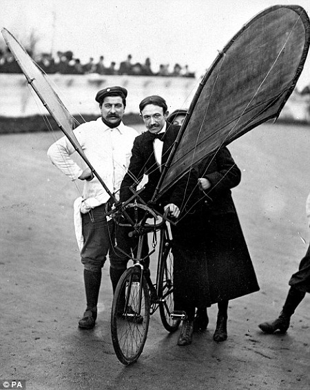 Một cặp đôi cùng đạp xe dạo phố trên chiếc xe đạp thiết kế sóng đôi.