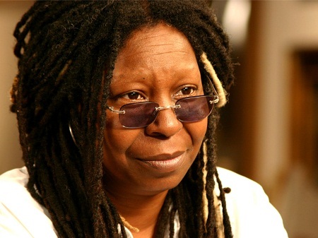 Nữ diễn viên Whoopie Goldberg từng là thợ trang điểm cho… người chết: