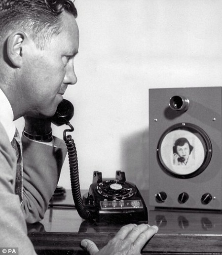 Một người đàn ông đang thử nghiệm phiên bản “sơ khai” của chiếc điện thoại truyền hình ảnh.