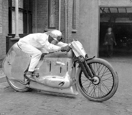 Một chiếc xe máy được thiết kế rất kỳ khôi.