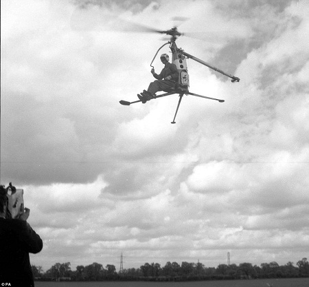 Một người đàn ông đang ngồi trên một cỗ máy kỳ lạ có khả năng bay lên không trung.