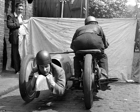 Một chiếc xe máy cổ được thiết kế thêm một… “chỗ nằm”.