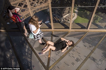 “Dựng tóc gáy” trước diện mạo mới của tháp Eiffel - 2 Du khách hào hứng chụp hình lưu niệm trên mặt sàn bằng kính của tòa tháp nổi danh thế giới.