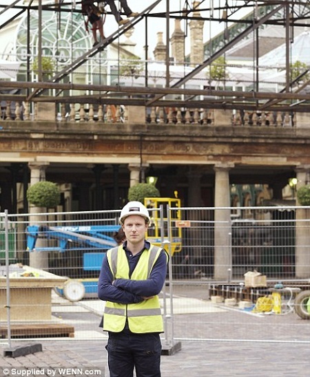 Nghệ sĩ Alex Chinneck - tác giả của công trình.