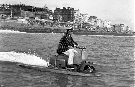 Chiếc xe máy có thể di chuyển dưới nước.