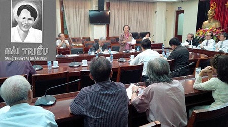 Nhớ Hải Triều - ngòi bút chiến - 1 Bà Diệu Hương (đứng), con gái Hải Triều công bố di chúc của ông. Ảnh: Trung Dũng