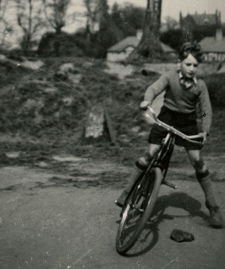 Cậu bé John Lennon đạp xe gần nhà dì Mimi hồi năm 1951.