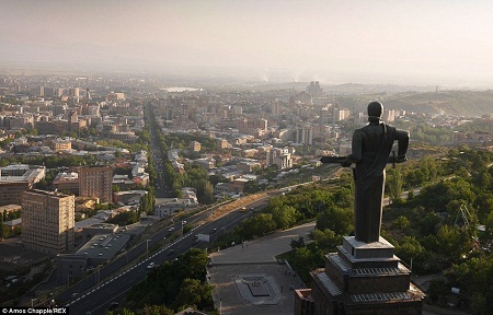 Bức tượng Người mẹ Armenia với thanh gươm trong tay đang bảo vệ thủ đô Yerevan của Armenia.