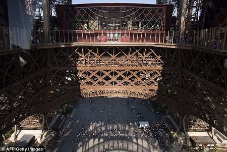 “Dựng tóc gáy” trước diện mạo mới của tháp Eiffel - 3 Mặt sàn bằng kính nằm ở độ cao hơn 60m.