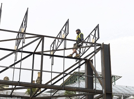 Nghệ sĩ Alex Chinneck - tác giả của công trình.