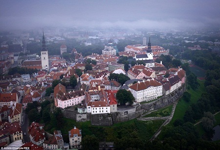 Một chiếc sà lan di chuyển dọc cây cầu dẫn nước Magdeburg bắc ngang sông Elbe ở miền đông nước Đức.