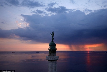 Ngọn hải đăng Vittoria trông ra Vịnh Trieste của Ý vào lúc hoàng hôn.