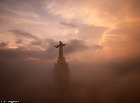 Chiếc máy bay bay qua bờ biển Abkhazia, gần Georgia.