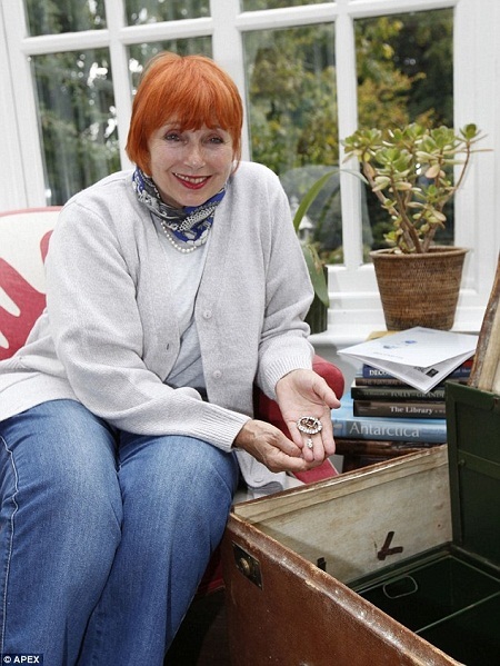 Mua đồ cũ bất ngờ tìm thấy nữ trang quý của nhà văn lừng danh - 2 Mua đồ cũ bất ngờ tìm thấy nữ trang quý của nhà văn lừng danh