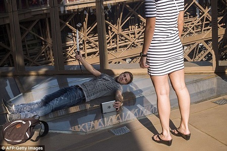 “Dựng tóc gáy” trước diện mạo mới của tháp Eiffel - 4 Mặt sàn bằng kính nằm ở độ cao hơn 60m.