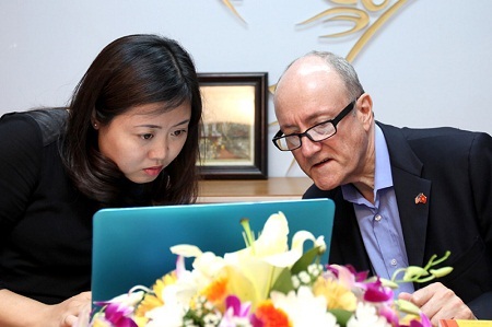 Điều tiếc nuối của điệp viên Phạm Xuân Ẩn - 1 Gs Larry Berman xem câu hỏi do độc giả gửi về. Ảnh: Lê Anh Dũng
