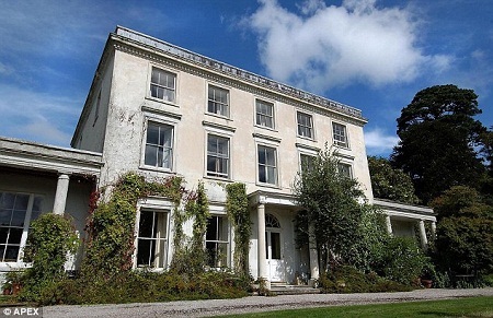 Mua đồ cũ bất ngờ tìm thấy nữ trang quý của nhà văn lừng danh - 1 Mua đồ cũ bất ngờ tìm thấy nữ trang quý của nhà văn lừng danh