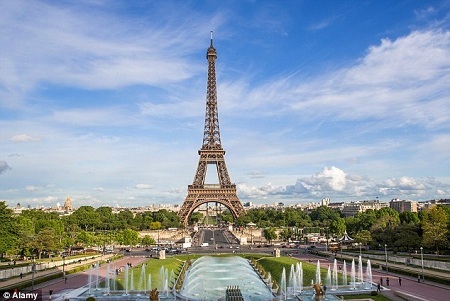 “Dựng tóc gáy” trước diện mạo mới của tháp Eiffel - 5 Mặt sàn bằng kính được lắp ở tầng 1 của tòa tháp.