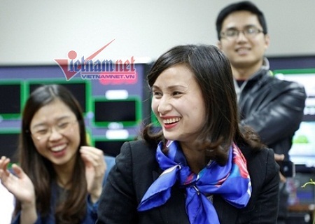 BTV Lê Bình bên các đồng nghiệp trẻ.