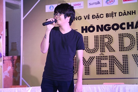 Bùi Anh Tuấn giao lưu cùng khán giả.