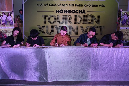 Các nghệ sĩ ký tặng vé cho sinh viên.