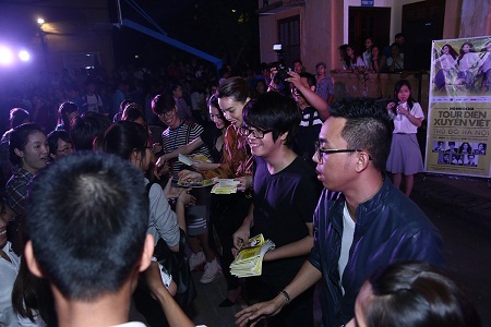 Các nghệ sĩ tặng vé cho khán giả.