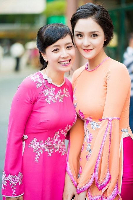 Á hậu Hoàng Anh rạng rỡ bên nữ diễn viên Chiều Xuân đằm thắm - 10 Tin: