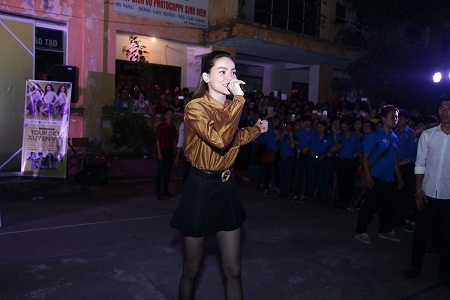 Hồ Ngọc Hà hát tặng sinh viên.