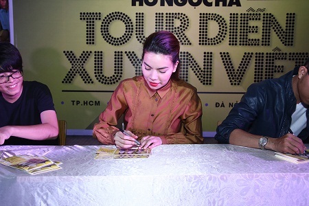 Hồ Ngọc Hà ký tặng vé.