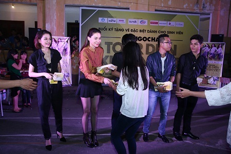 Hồ Ngọc Hà tặng vé cho khán giả.